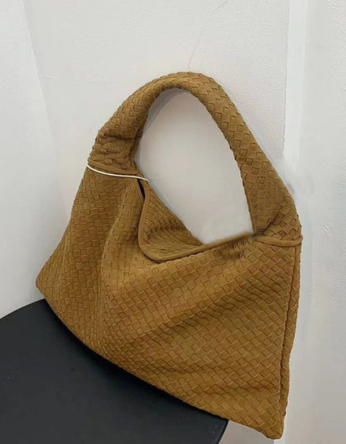 Load image into Gallery viewer, Suede woven tote bag simple and fashionable handbag underarm single shoulder bag large capacity suction buckle
