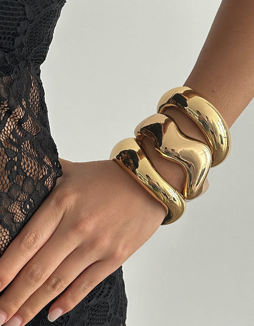Load image into Gallery viewer, Fashionable metal curved spring bracelet, casual irregular Bracelet set
