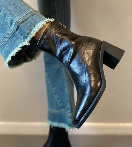 Stretch Retro Chunky Heels Commuter Boots — High Heel Style