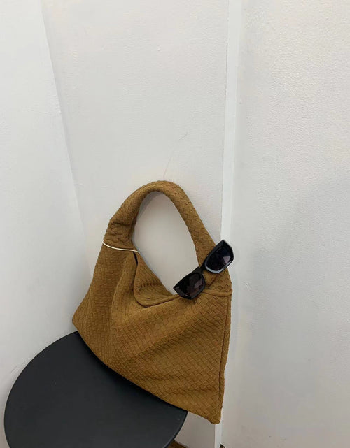 Load image into Gallery viewer, Suede woven tote bag simple and fashionable handbag underarm single shoulder bag large capacity suction buckle
