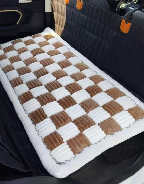Load image into Gallery viewer, Sleeping Car Mat Pet Thickened Seat Pad Car Back Seat Checkered Dog Bed In Stock Factory Wholesale
