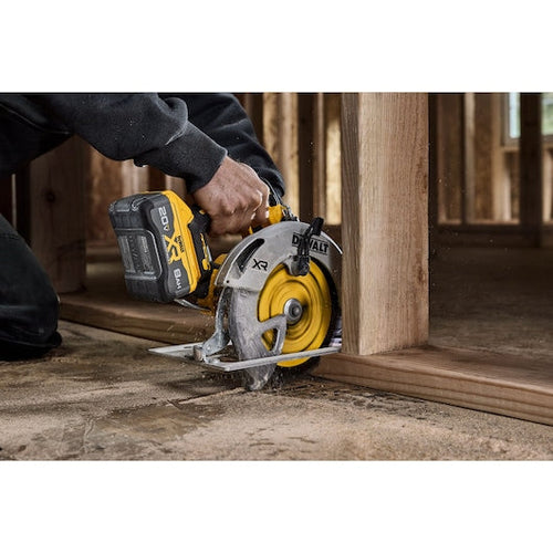 Load image into Gallery viewer, DEWALT DCS590B 20V MAX* XR® Brushless Cordless 7-1/4 in. Circular Saw (Tool Only)
