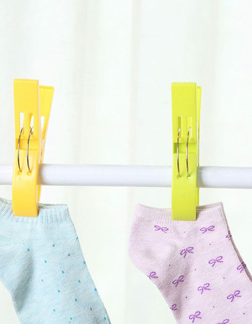 Load image into Gallery viewer, Loialpupy 4 Pack Plastic Beach Towel Clips Windproof Clips for Towels

