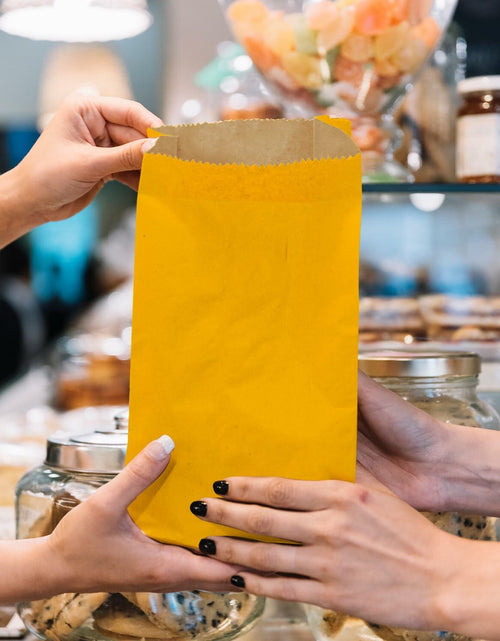Load image into Gallery viewer, qiqee 32Pcs Treat Paper Bags Mini Snack 5.1x3.1x9.4in Rainbow Colors
