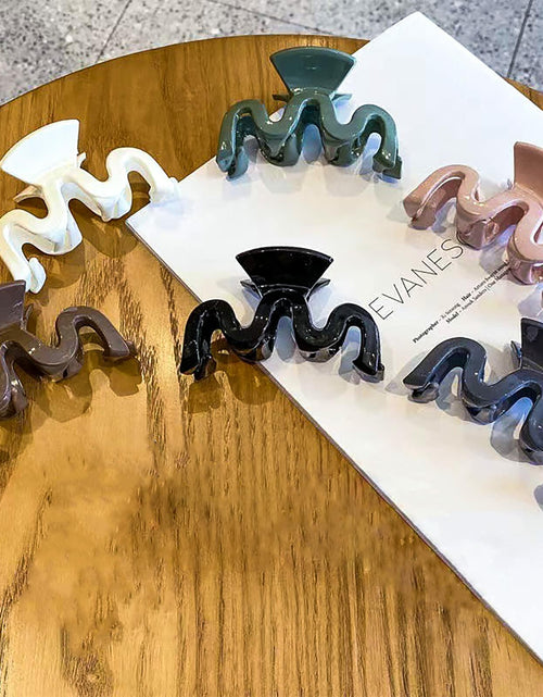 Load image into Gallery viewer, Yexnum 6pcs Acrylic Wavy Claw Hair Clips for Women Thick Thin Curly Hair
