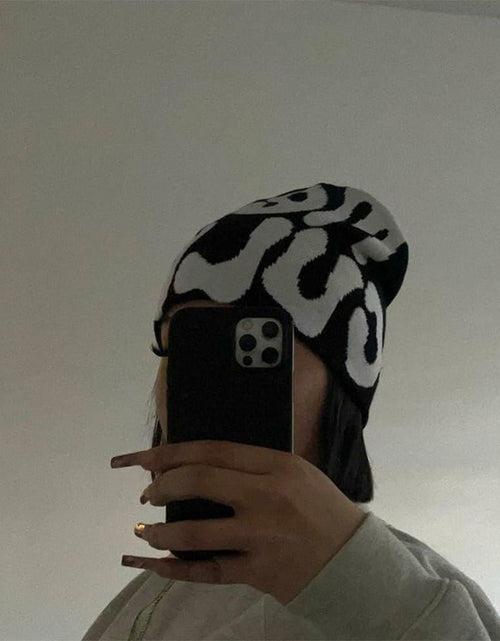 Load image into Gallery viewer, YUERFEILA Women Graphic Skull Beanie Warm Winter Hat Acrylic Spider-White&amp;Black
