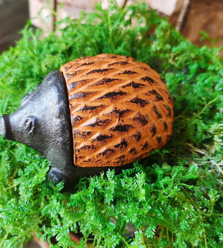 BSTWISH Iron Hedgehog Key Hider Outdoor Garden Decoration Red