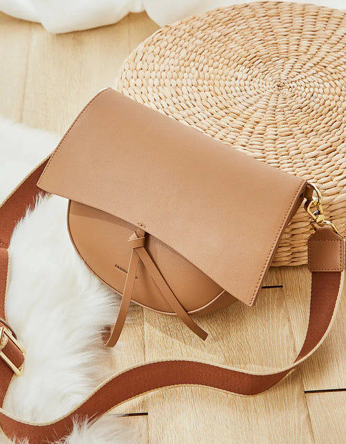 Load image into Gallery viewer, Versatile Leather Shoulder Bag with Retro Saddle Design
